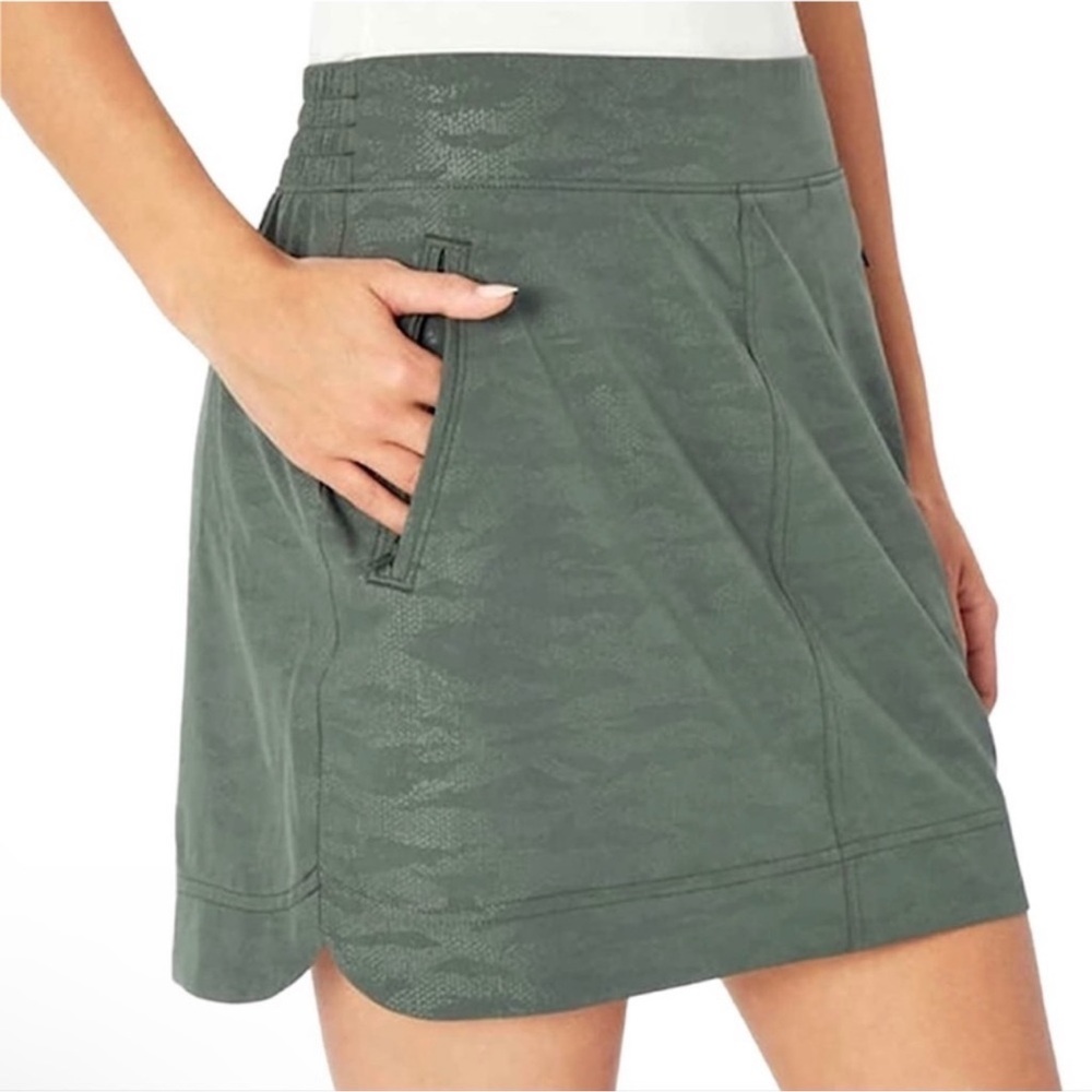 Orvis Green Camo Pull On Performance Travel Skirt Hiking Outdoors Golf Skort